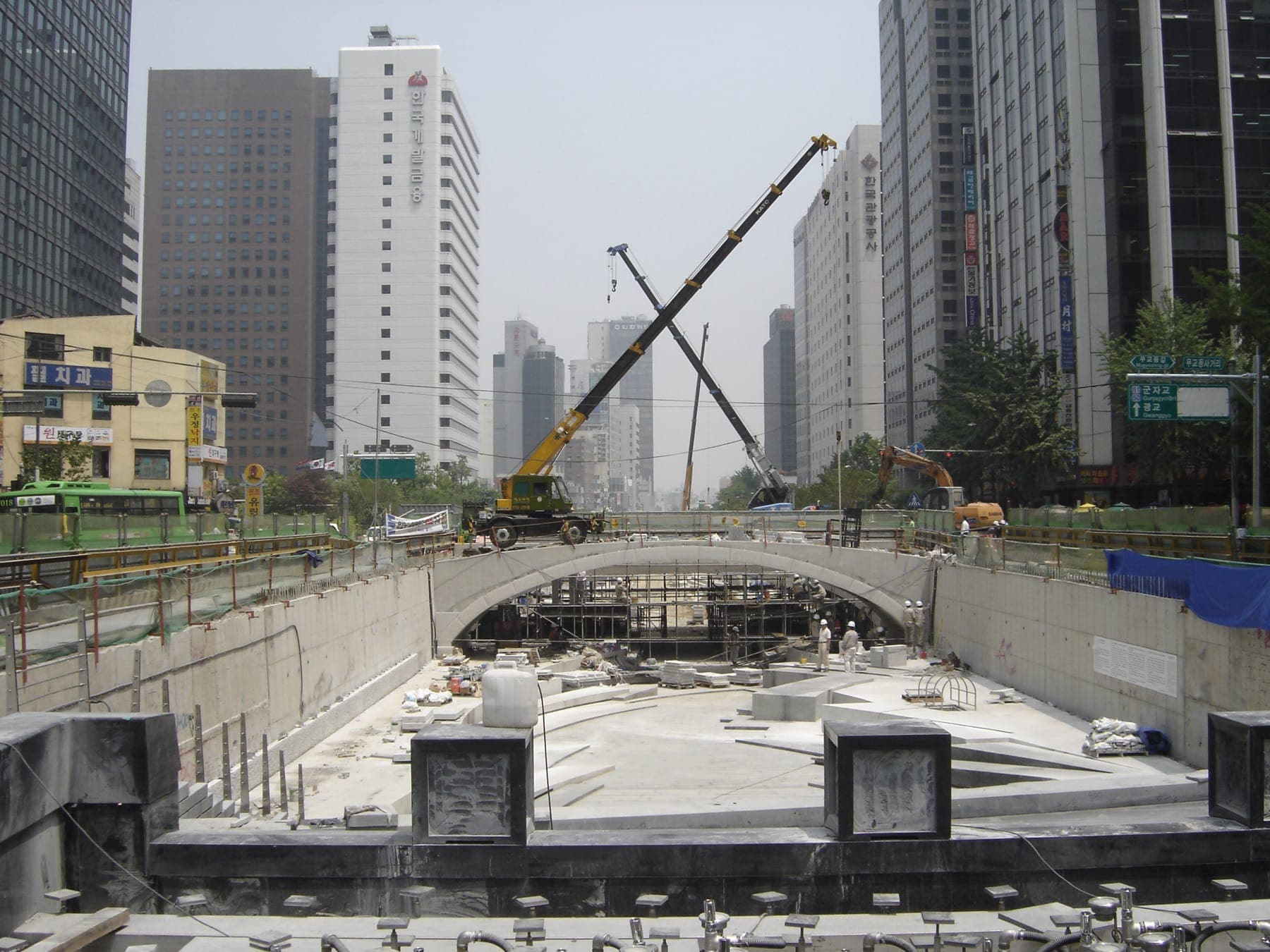 The Cheonggyecheon channel under reconstruction in June 2005