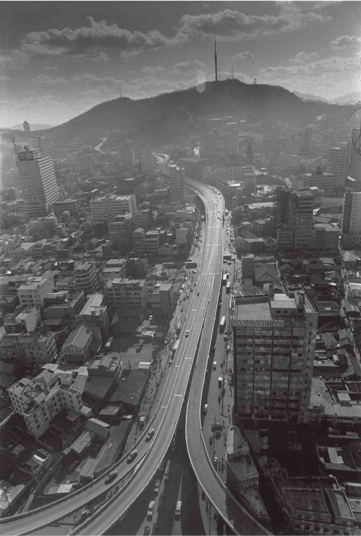 The elevated Cheonggye Expressway over downtown Seoul in 1972